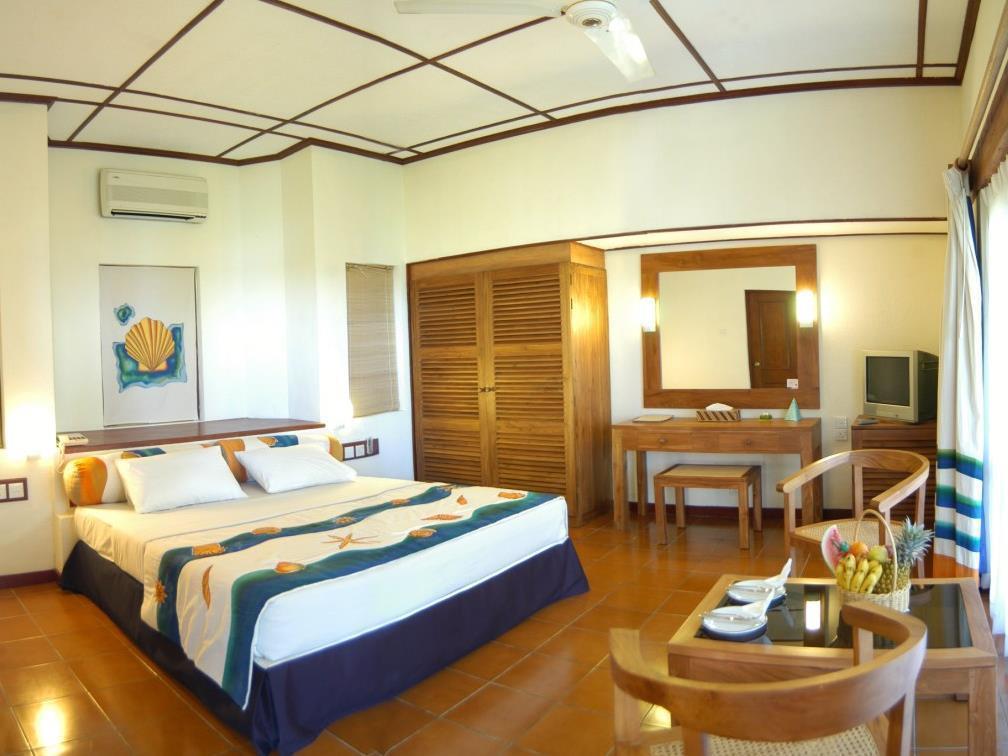 Adaaran Club Rannalhi Resort 4*